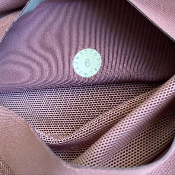 NWOT Lululemon In Movement Short Everlux 2.5" Figue 6 - Picture 4 of 5